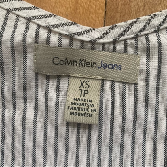 Calvin Klein cold shoulder top - Picture 2 of 3